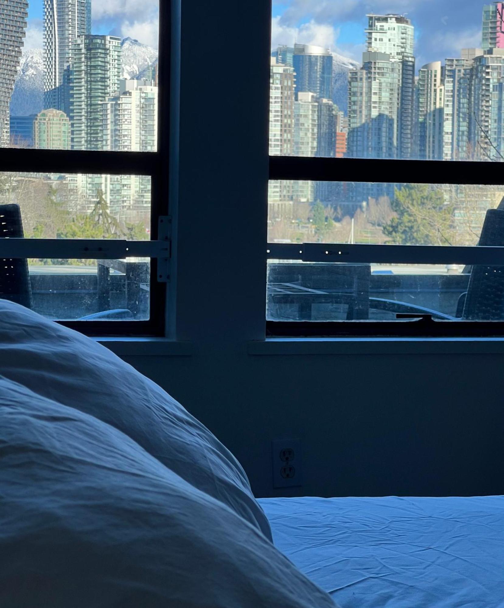 Charming Heritage Home With Mountain And City Views バンクーバー エクステリア 写真