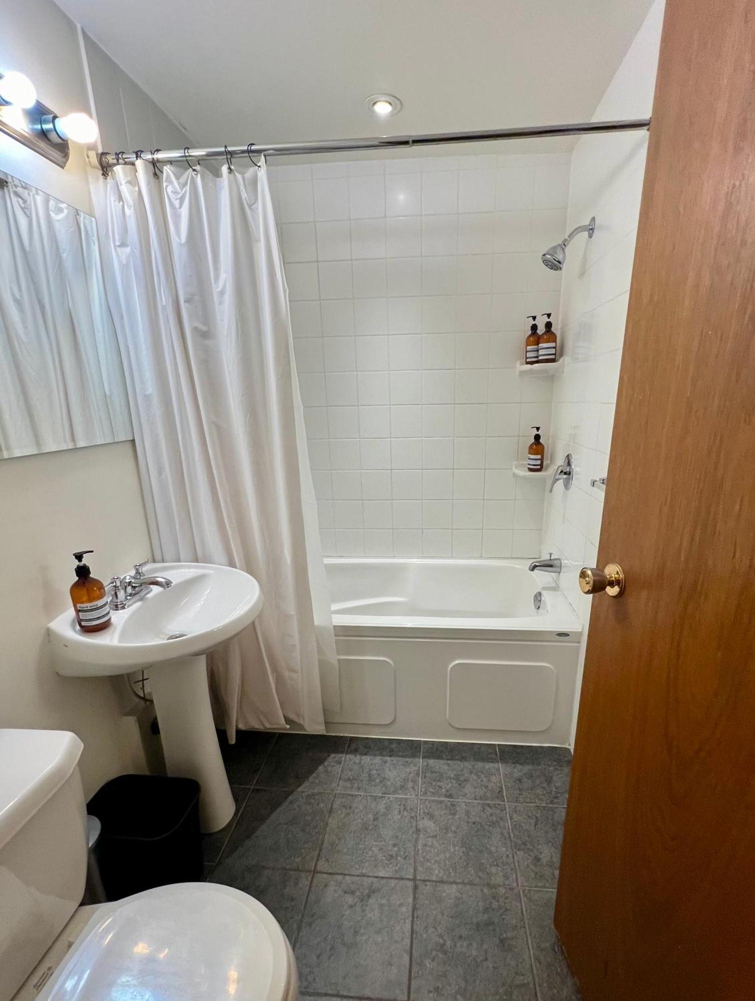 Charming Heritage Home With Mountain And City Views バンクーバー エクステリア 写真