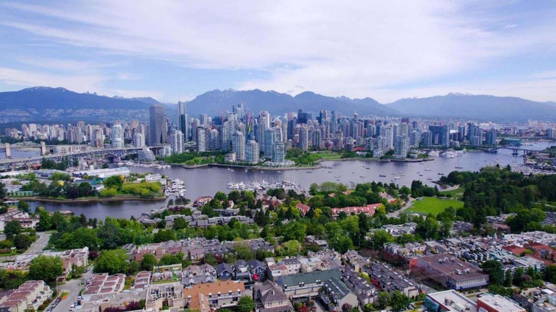 Charming Heritage Home With Mountain And City Views バンクーバー エクステリア 写真