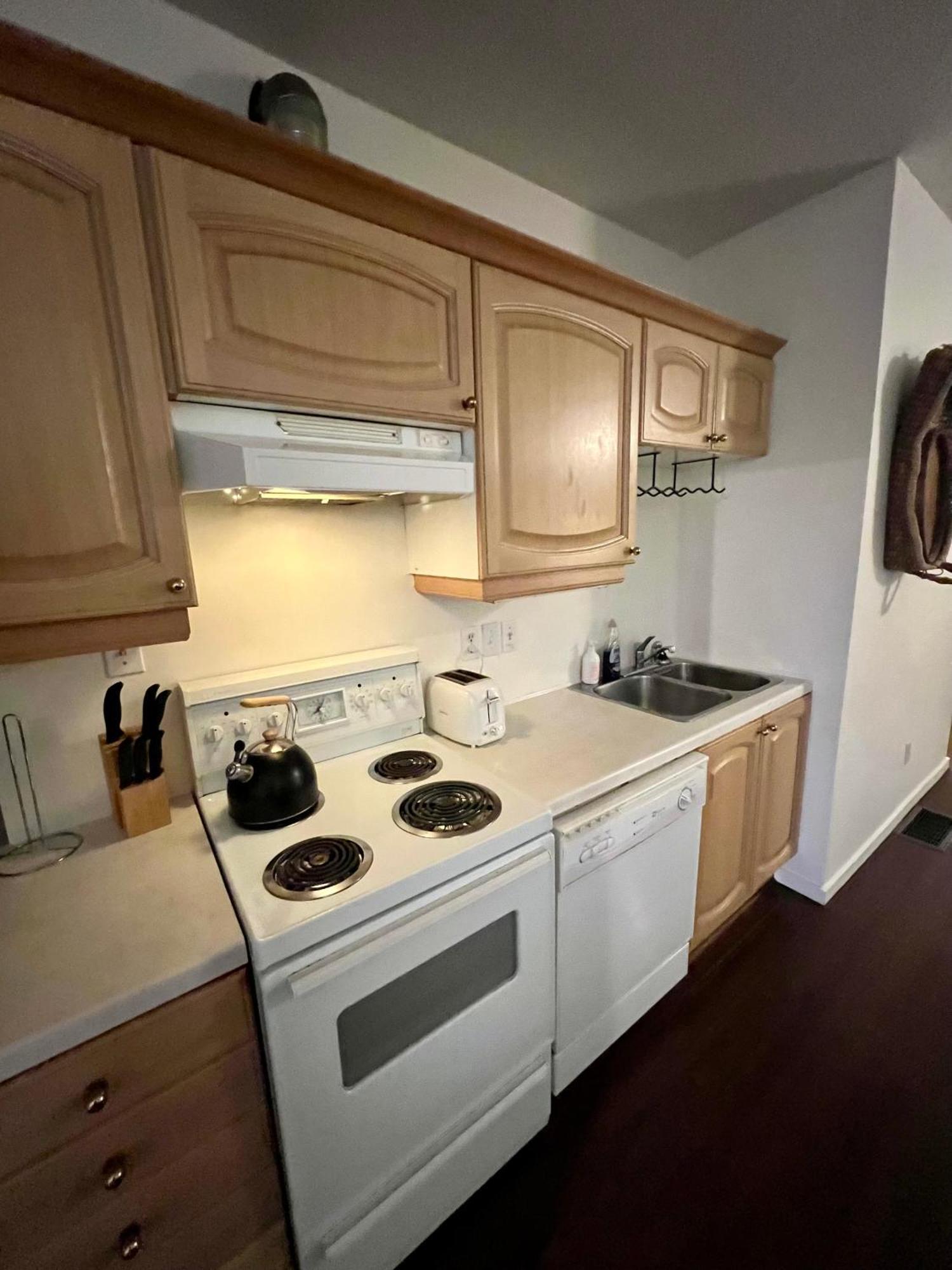 Charming Heritage Home With Mountain And City Views バンクーバー エクステリア 写真